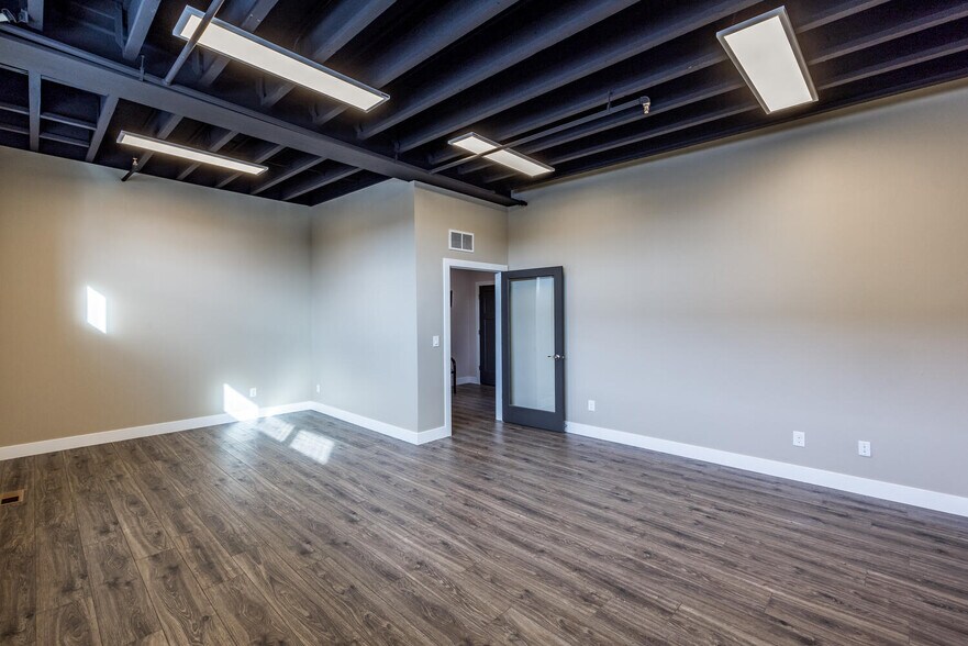 More Photos Of 4554 Forestdale Dr, Park City Showroom For Sale