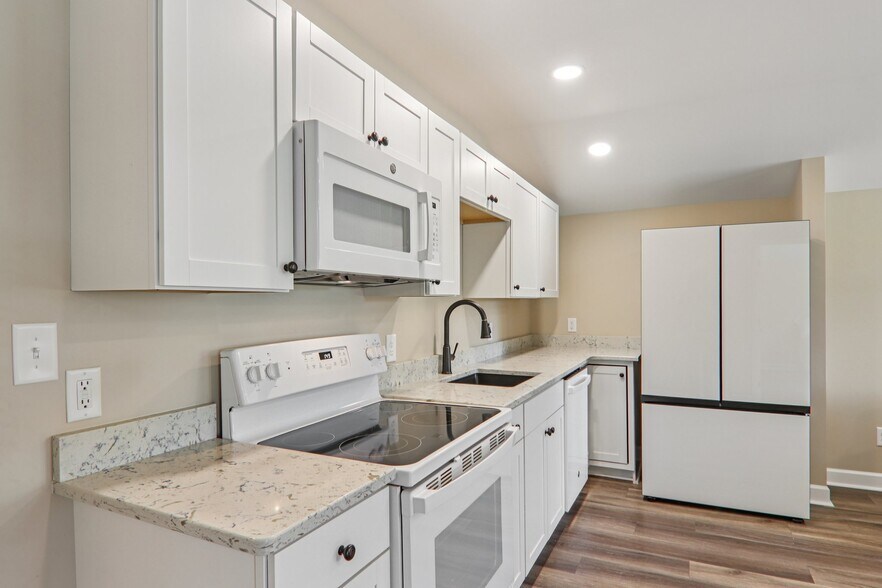 More Photos Of 111 W Crawford St, Landrum Flex For Sale