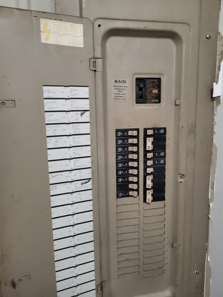 More Photos Of 4455 Woods and Sons Ave, Edmond Manufacturing For Lease