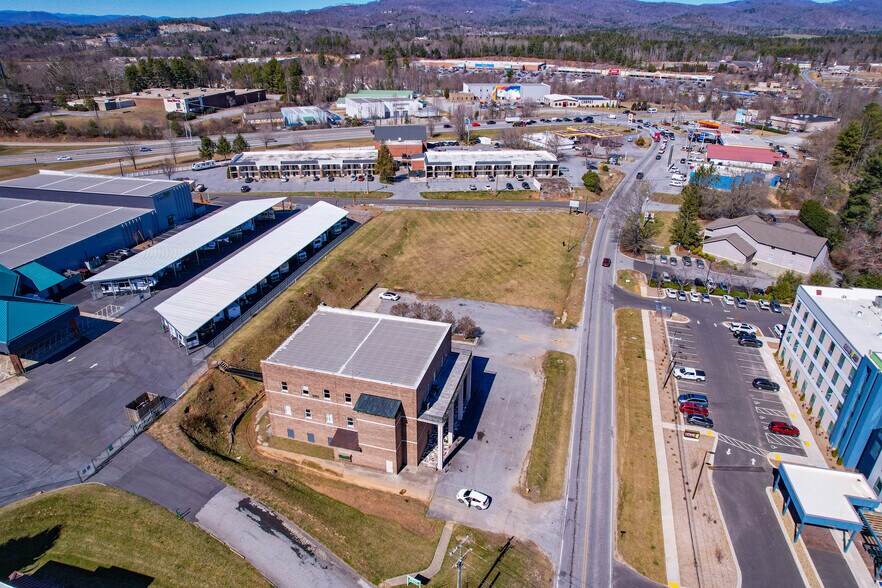 More Photos Of 135 Sugarloaf Rd, Hendersonville Freestanding For Sale