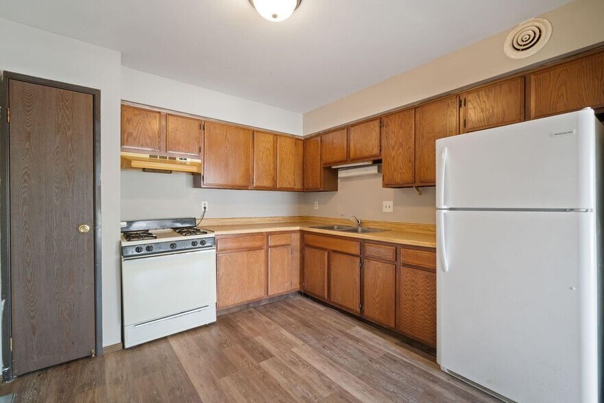 More Photos Of 9015 N 96th St, Milwaukee Apartments For Sale