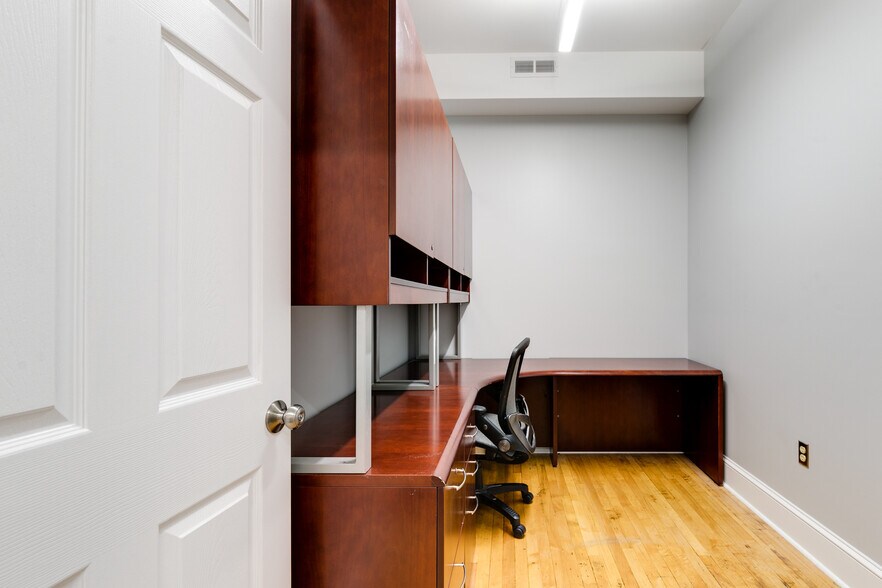 More Photos Of 424 E Grace St, Richmond Bank For Lease