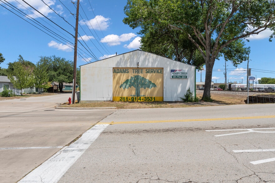More Photos Of 800 Avenue D, Katy Warehouse For Sale