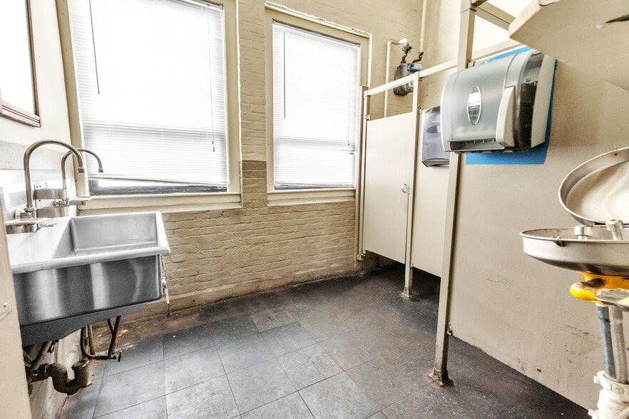 More Photos Of 785 Page Blvd, Springfield Light Manufacturing For Sale