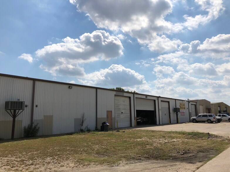 More Photos Of 1002-1008 Pennsylvania Ave, South Houston Warehouse For Sale