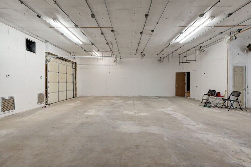 More Photos Of 8900 Charter Oak Rd, Edmond Flex For Sale