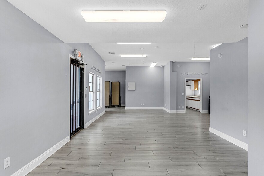 More Photos Of 334 E Myers Blvd, Mascotte Office For Sale