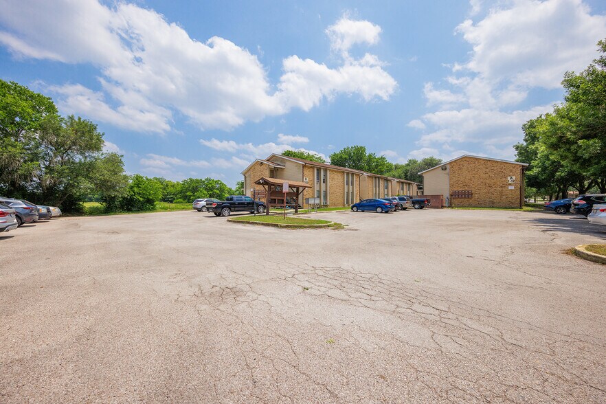 More Photos Of 700 N Medina St, Lockhart Apartments For Sale