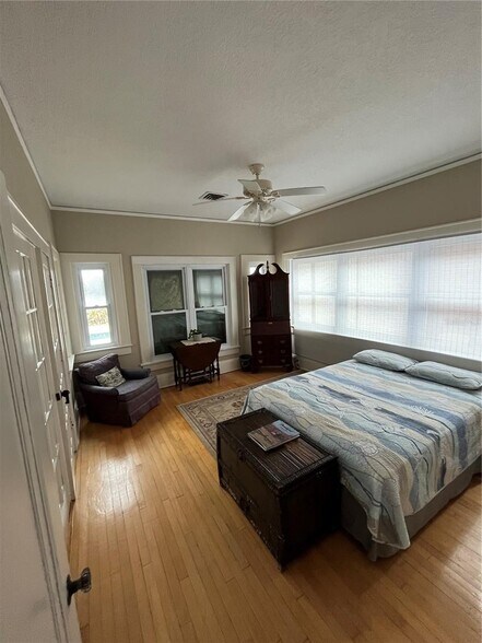 More Photos Of 1200 W Lake Otis Dr Se, Winter Haven Specialty For Sale