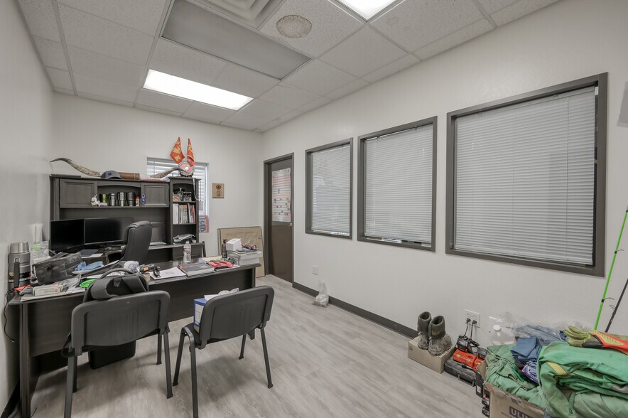 More Photos Of 508 Bryant Rd, Conroe Manufacturing For Sale