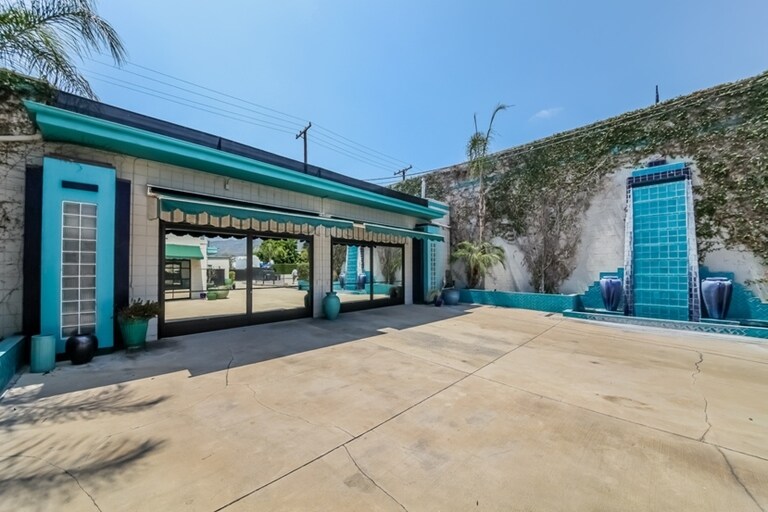 More Photos Of 611 S Glenwood Pl, Burbank Showroom For Sale