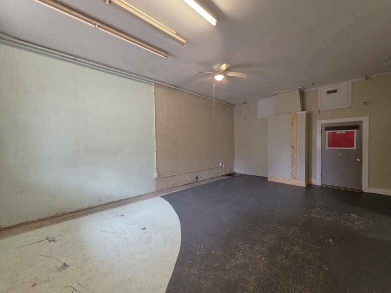 More Photos Of 206 E Main St, Rockwell Storefront Retail Office For Lease