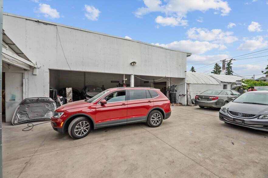 More Photos Of 8705 SE Foster Rd, Portland Manufacturing For Sale