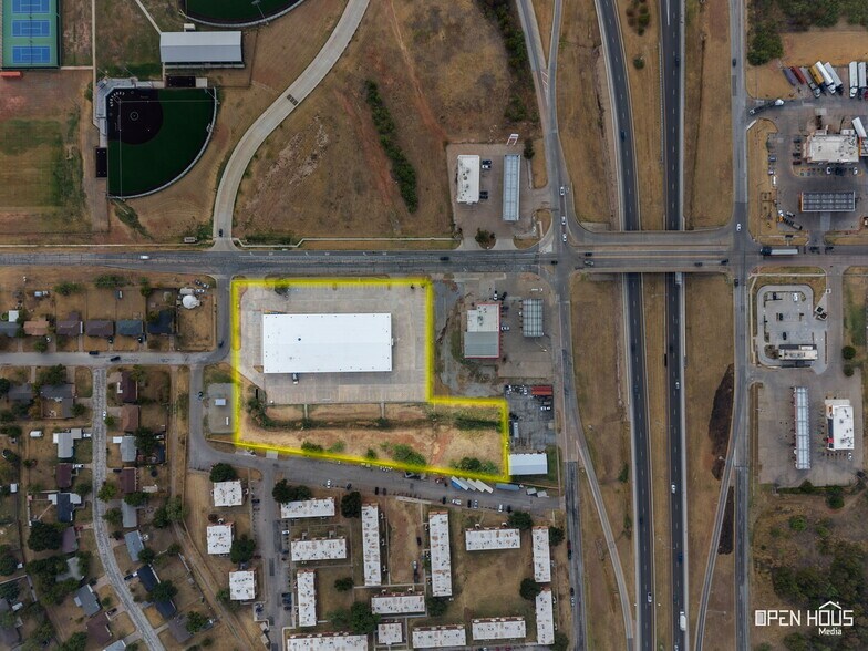 More Photos Of 2701 Southridge Dr, Wichita Falls Distribution For Lease