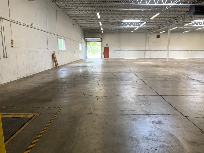 More Photos Of 1472 St Paul Ave, Gurnee Warehouse For Lease