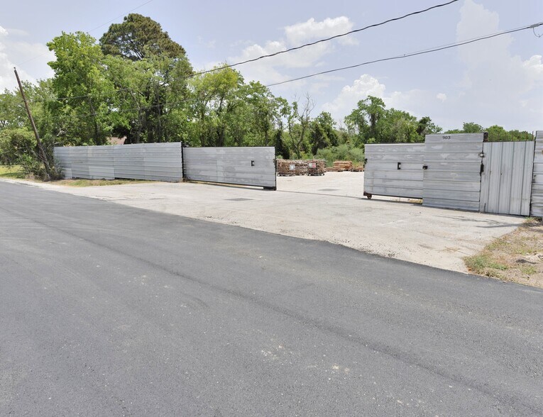 More Photos Of 903 Steele Rd, Highlands Warehouse For Sale