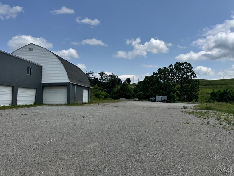 More Photos Of 797 Carlton Dr, Bentleyville Warehouse For Lease