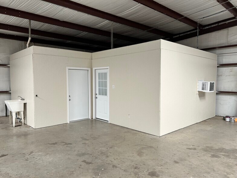 More Photos Of 6890 Hudson Village Crk, Kennedale Flex For Lease