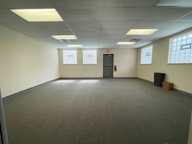 More Photos Of 6252 N Lincoln Ave, Chicago Office For Lease