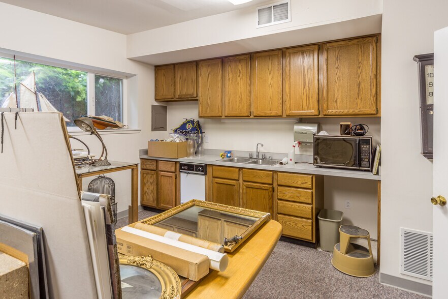 More Photos Of 802 Washington St, Port Townsend General Retail For Sale