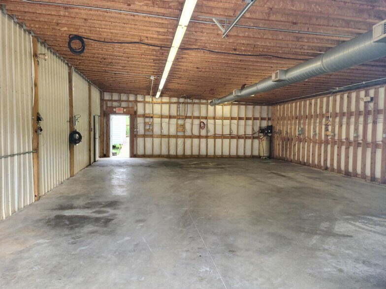 More Photos Of 8812 Wilkinson Blvd, Charlotte Warehouse For Lease