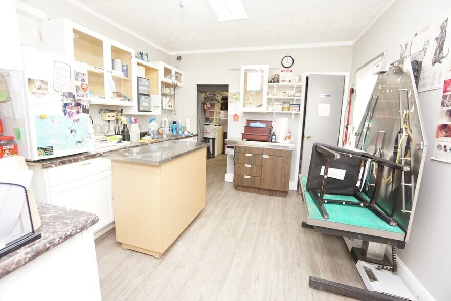 More Photos Of 25580 Lakeland Blvd, Euclid Veterinarian Kennel For Sale