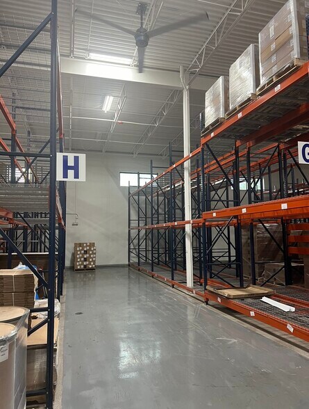 More Photos Of 253 Commerce Dr, Grayslake Warehouse For Sale