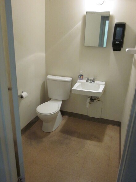 More Photos Of 135 Braniff Dr, San Antonio Manufacturing For Lease