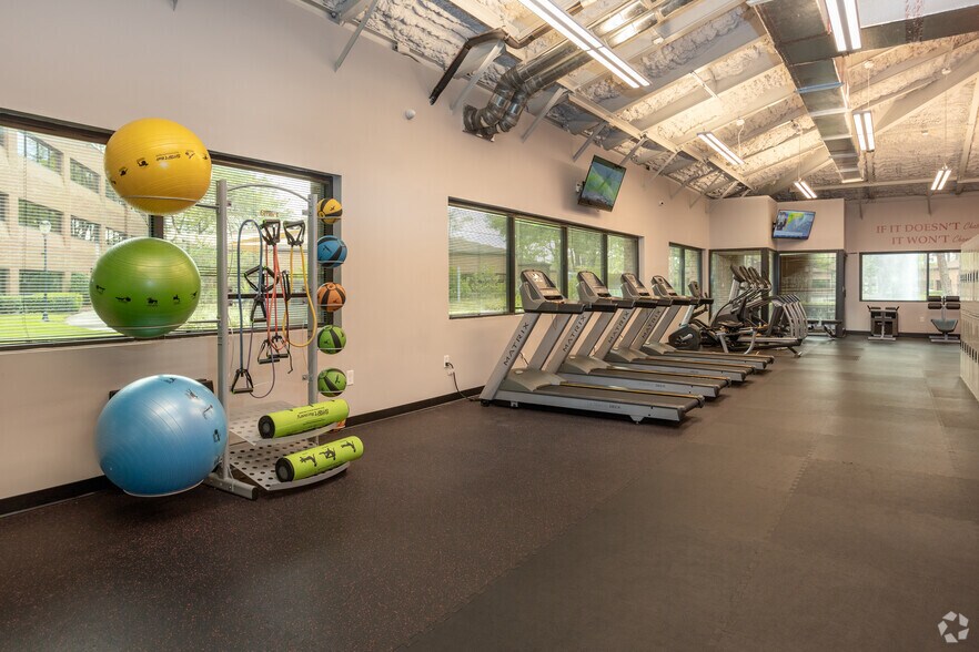 More Photos Of 8647 Baypine Rd, Jacksonville Unknown For Lease