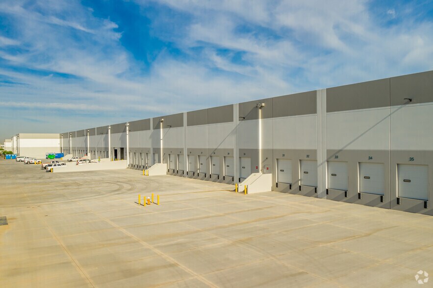 More Photos Of 2125 S 7th St, Phoenix Distribution For Lease