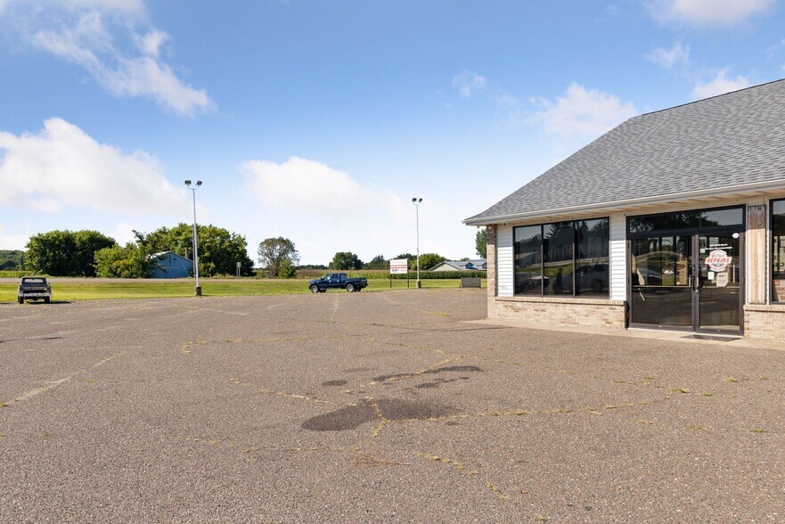 More Photos Of 931 240th St, Osceola General Retail For Sale
