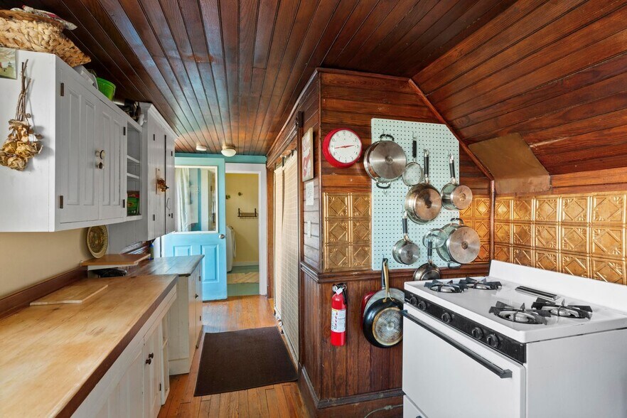 More Photos Of 5 Wharf Hill Rd, Monhegan Hospitality For Sale