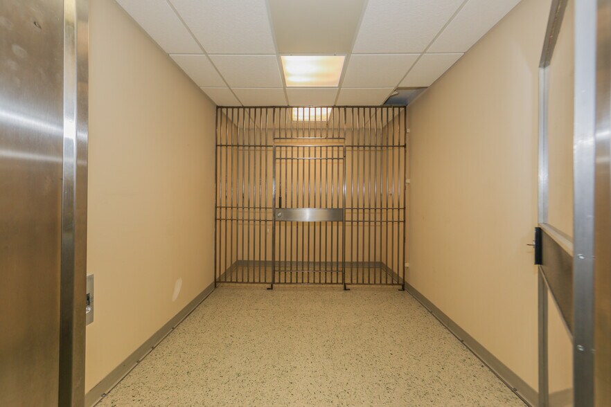 More Photos Of 1610 Main Ave, Clifton Bank For Sale