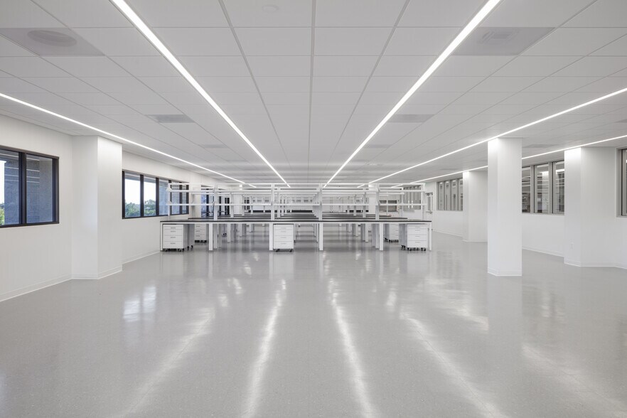 More Photos Of 2051 Palomar Airport Rd, Carlsbad Research And Development For Lease