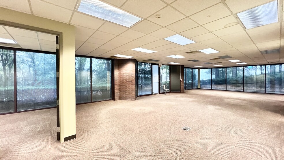 More Photos Of 8800 Roswell Rd, Sandy Springs Office For Sale