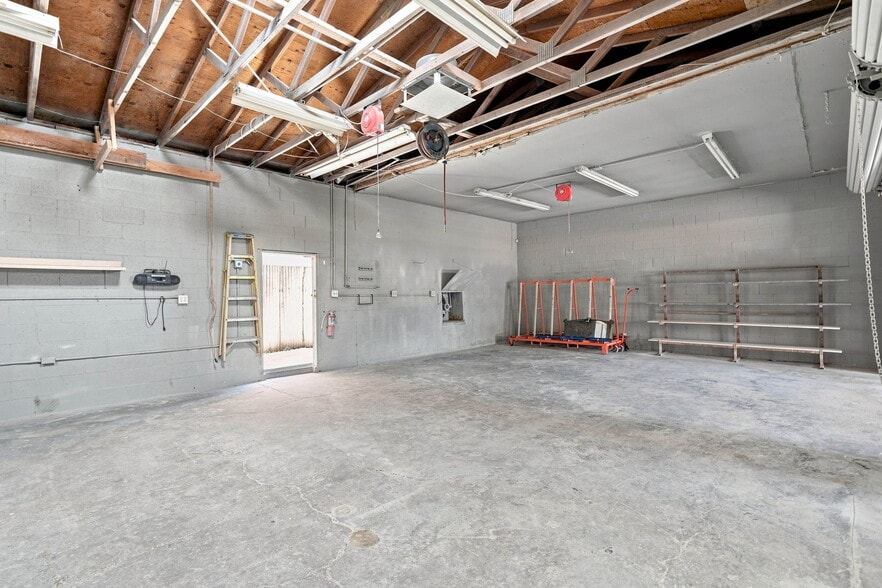More Photos Of 3835 E Technical Dr, Tucson Warehouse For Lease