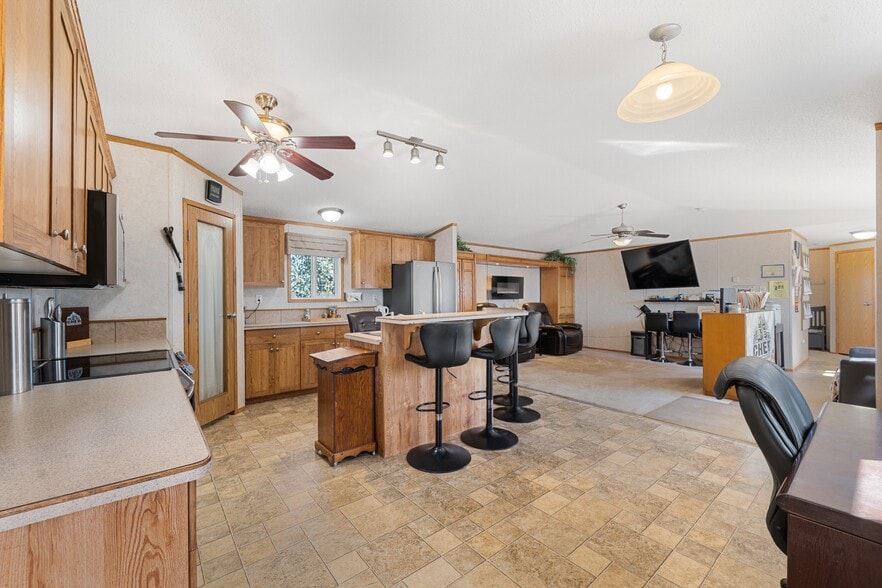 More Photos Of 81 Barstow St, Carseland Auto Repair For Sale