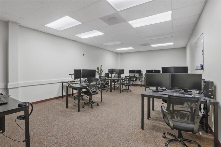 More Photos Of 1921 Broadway St, Lubbock Office For Sale