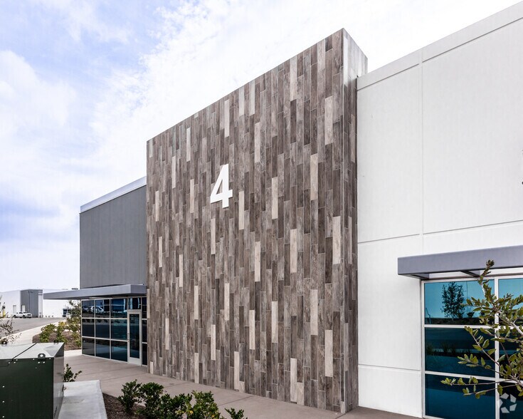 More Photos Of 17 Longitude Way, Corona Unknown For Lease