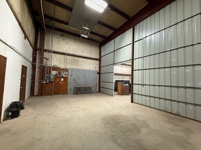 More Photos Of 116 Western St, Pampa Warehouse For Lease