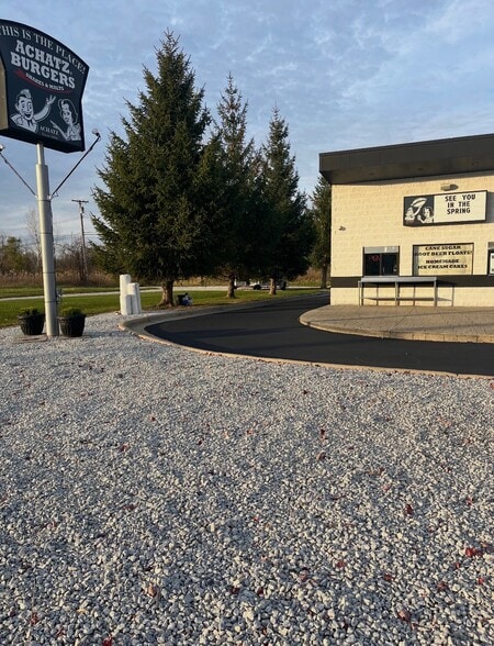 More Photos Of 5628 Pointe Tremble Rd, Algonac Freestanding For Sale