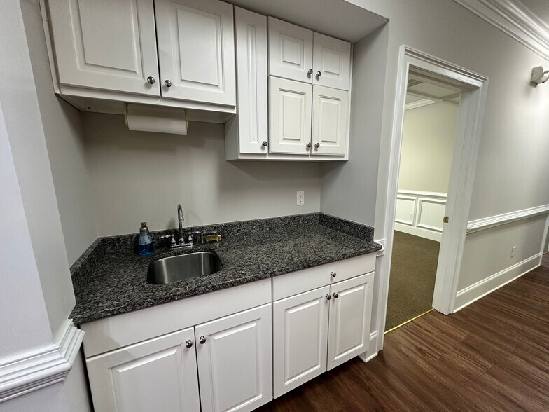 More Photos Of 327 Dahlonega St, Cumming Medical For Sale