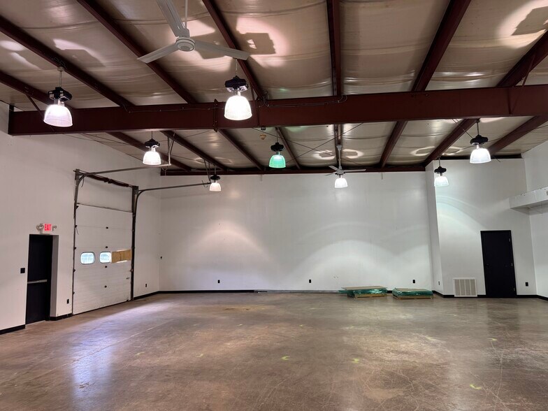More Photos Of 2013 General Potter Hwy, Centre Hall Showroom For Sale