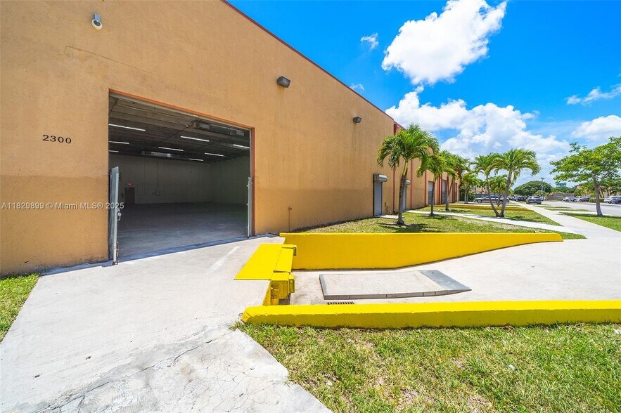 More Photos Of 2300-2310 Thomas St, Hollywood Warehouse For Lease