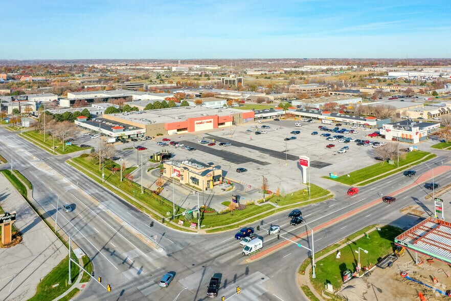 More Photos Of 5110 S 108th St, Omaha Supermarket For Lease