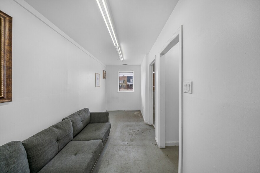 More Photos Of 120 New Hyde Park Rd, Franklin Square Showroom For Lease