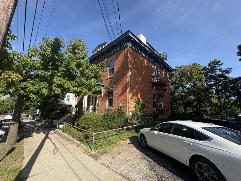 More Photos Of 114 Wellington Pl, Cincinnati Office Residential For Lease