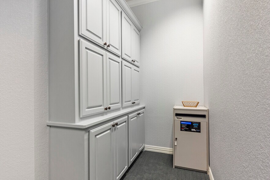 More Photos Of 7633 Bellaire Dr S, Fort Worth Medical For Sale