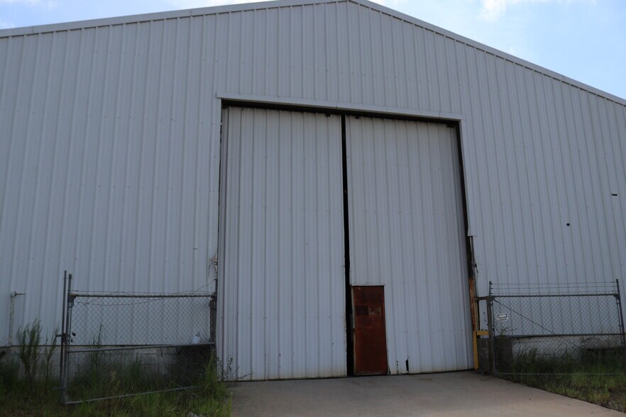 More Photos Of 2-4 N Gill St, Hazlehurst Manufacturing For Lease