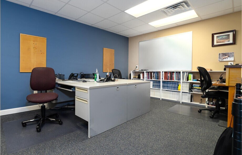 More Photos Of 25 Crossing Ln, Lexington Office For Sale